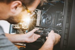 Мастер ремонтирует компьютер